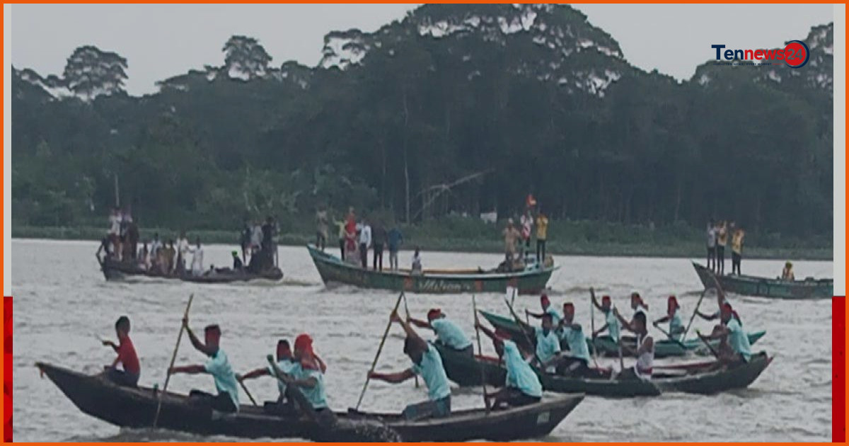 ঝালকাঠির সুগন্ধা নদীতে ঐতিহ্যবাহী নৌকা বাইচ প্রতিযোগিতা অনুষ্ঠিত
