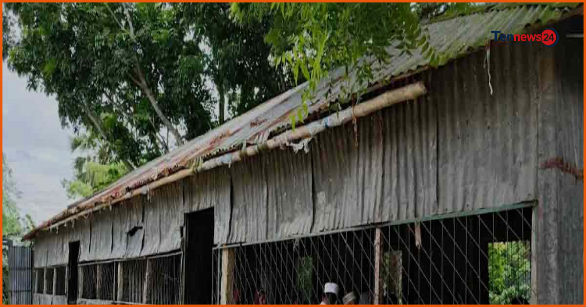 ঝুঁকির মুখে পাবনার বি বি দাখিল মাদ্রাসার শতাধিক শিক্ষার্থীর পাঠদান