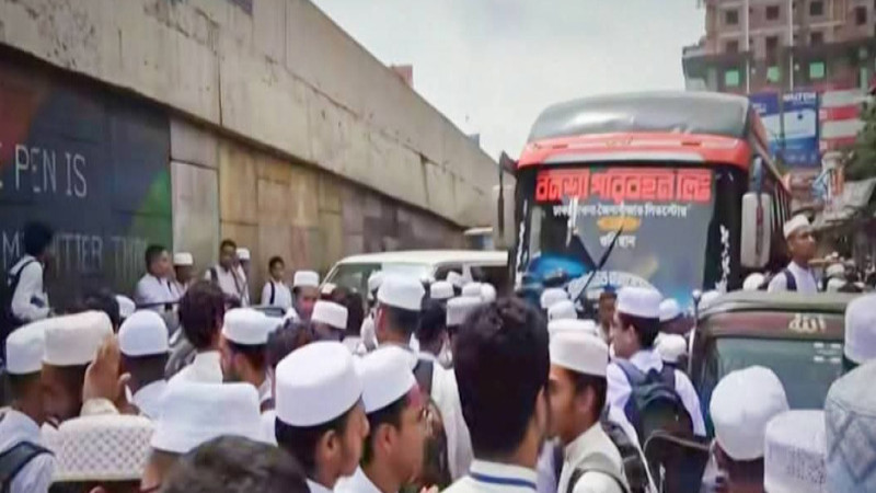 টঙ্গীতে কাভার্ডভ্যান চাপায় মাদরাসাছাত্র নিহত, মহাসড়ক অবরোধ