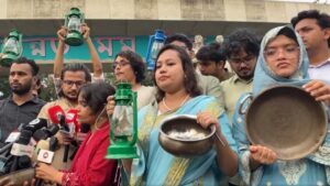 ঢাবিতে হারিকেন ও হাঁড়ি-পাতিল নিয়ে শিক্ষার্থীদের বিক্ষোভ