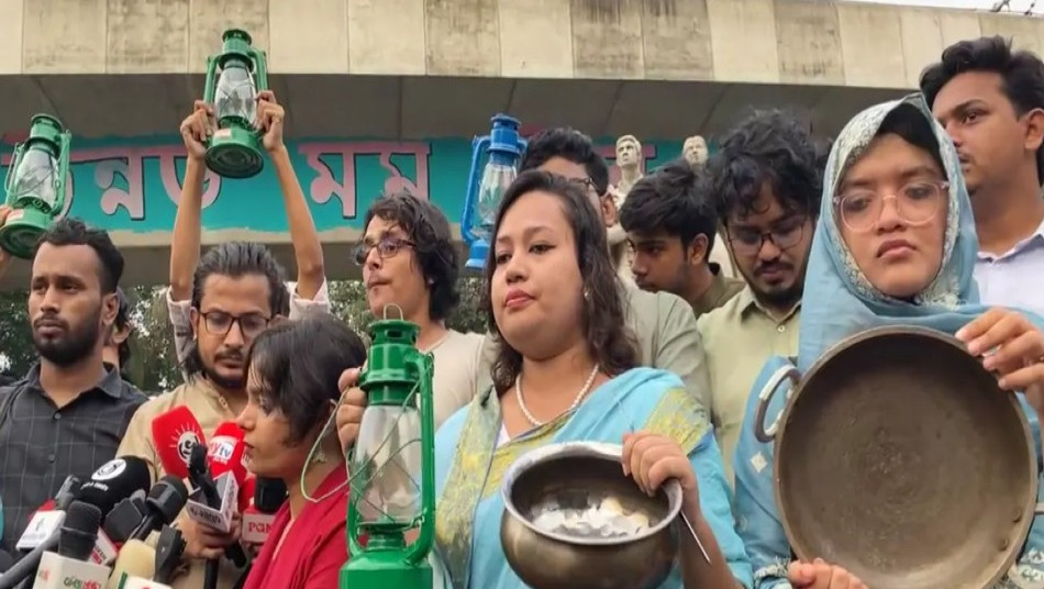 ঢাবিতে হারিকেন ও হাঁড়ি-পাতিল নিয়ে শিক্ষার্থীদের বিক্ষোভ