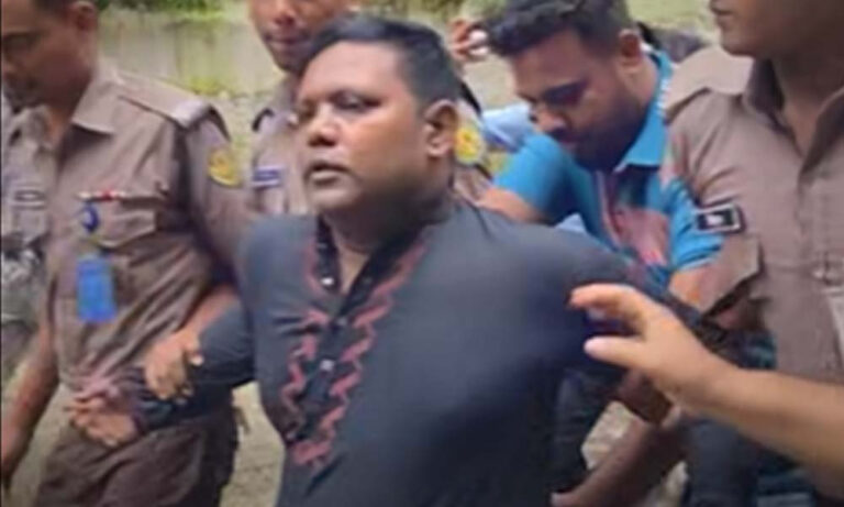 ধানমন্ডি ৩২ নম্বরে ফুল দিতে গিয়ে আটক ১