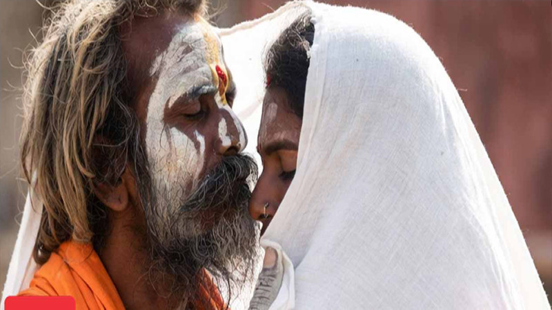 নারীদের ‘আশীর্বাদ’ করা কথিত সাধুকে নিয়ে সামাজিক যোগাযোগ মাধ্যমে বিতর্ক