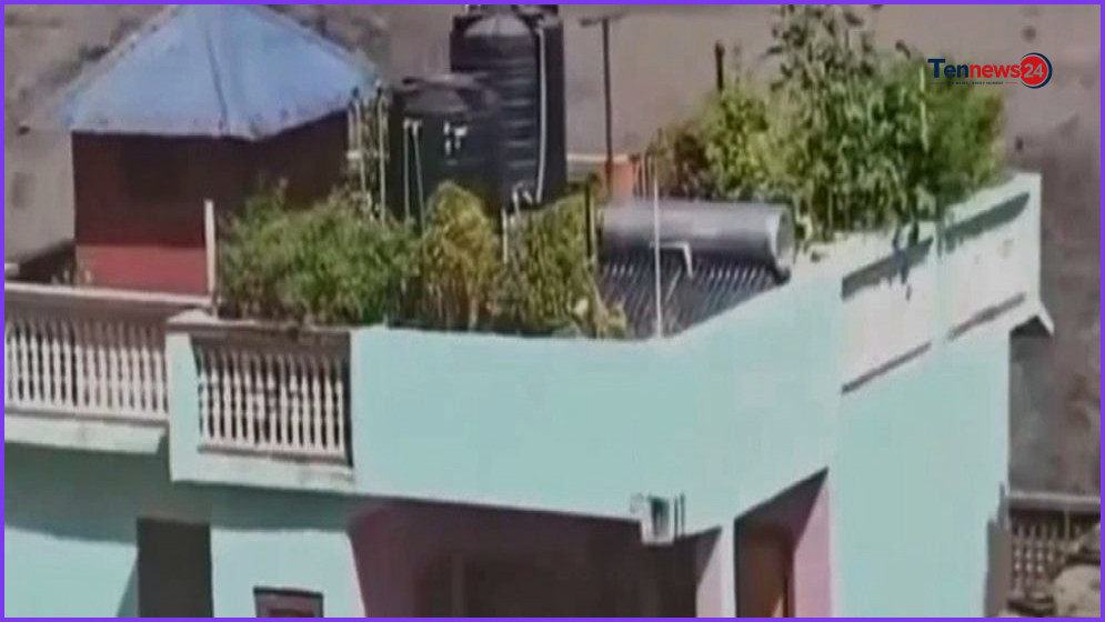 নেপালের বন্যায় বাড়িঘর ভেসে যাওয়ার দৃশ্য, বারান্দায় আটকা পড়া পরিবার