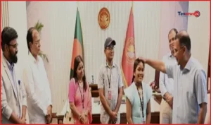 প্রধানমন্ত্রীর সঙ্গে দেখা করে হারমোনিয়াম উপহার পেল খুদে শিল্পী অনুশ্রী
