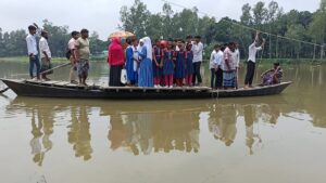 ফুলজোড় নদীতে সেতু নেই, ঝুঁকি নিয়ে খেয়ায় পারাপার এলাকাবাসীর
