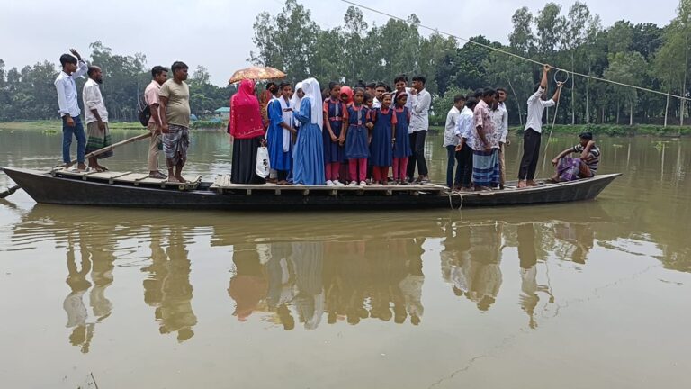 ফুলজোড় নদীতে সেতু নেই, ঝুঁকি নিয়ে খেয়ায় পারাপার এলাকাবাসীর