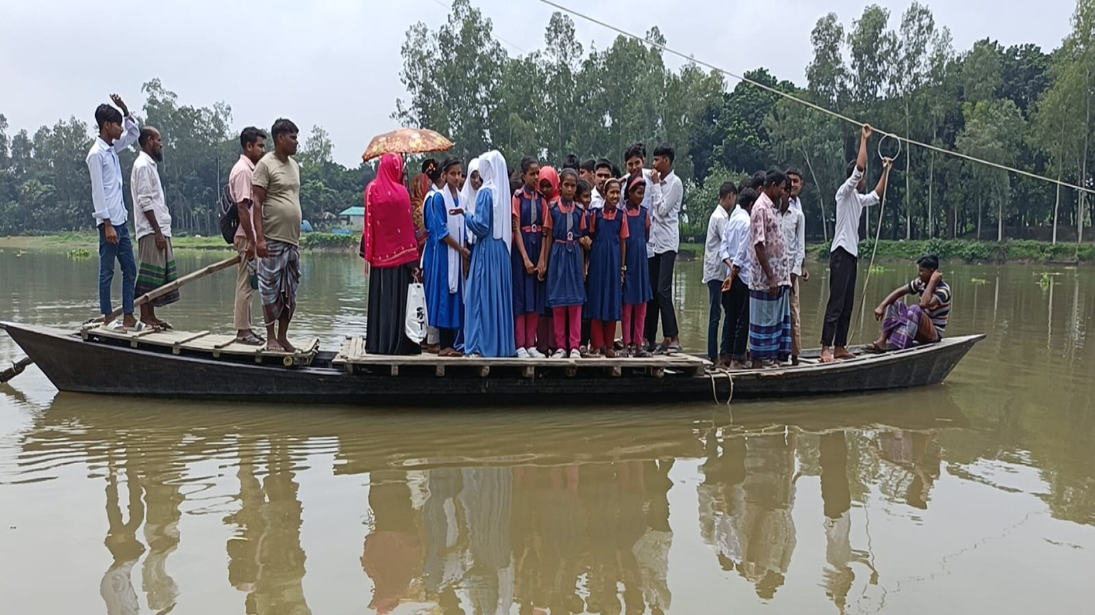 ফুলজোড় নদীতে সেতু নেই, ঝুঁকি নিয়ে খেয়ায় পারাপার এলাকাবাসীর