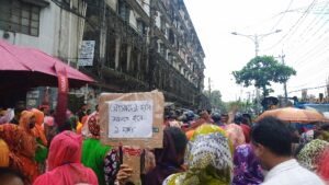 বকেয়া বেতনের দাবিতে চট্টগ্রাম নগরে পোশাক শ্রমিকদের সড়ক অবরোধ