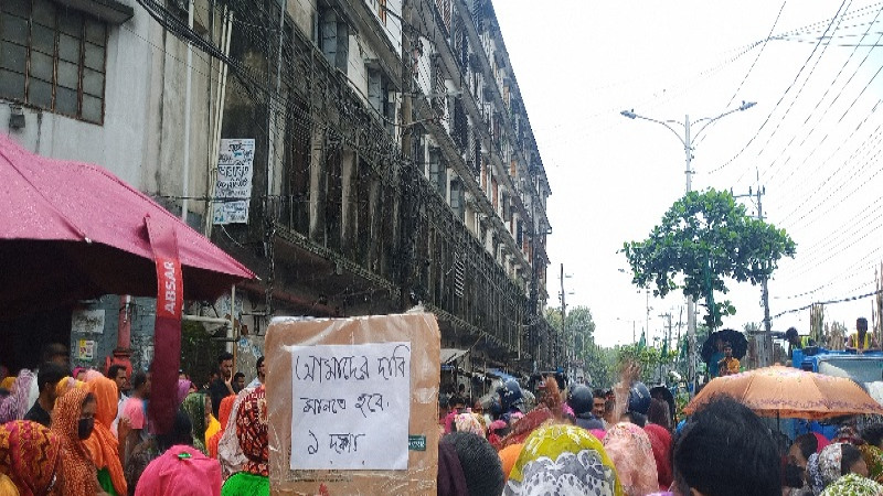 বকেয়া বেতনের দাবিতে চট্টগ্রাম নগরে পোশাক শ্রমিকদের সড়ক অবরোধ