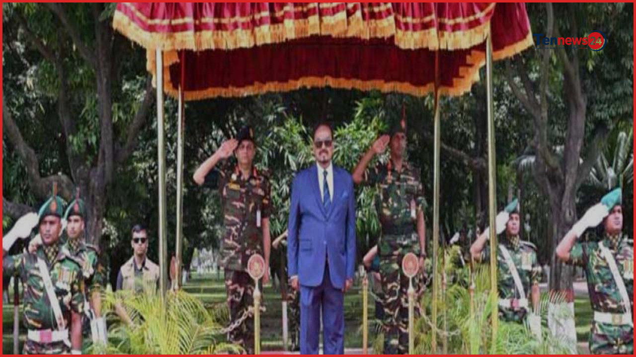 বঙ্গভবনে বিদায়ী সংবর্ধনায় ভারপ্রাপ্ত রাষ্ট্রপতি হাফিজ উদ্দিন আহমদ