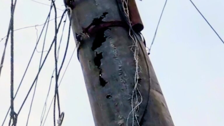 ভৈরব শহরে জরাজীর্ণ বৈদ্যুতিক খুঁটি ও ঝুলন্ত তারে মরণফাঁদ