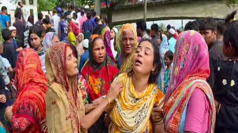 মানিকগঞ্জে শহীদ মিনারে মিলল কিশোরের ঝুলন্ত মরদেহ