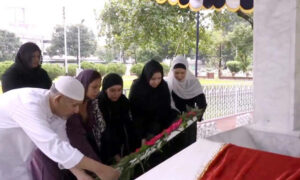 মাহবুব আলী খানের কবরে ডা. জুবাইদা ও জাইমা রহমানের শ্রদ্ধা