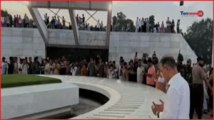 রাষ্ট্রপতি নির্বাচন শেষে বাবা-মায়ের কবর জিয়ারত করলেন প্রধানমন্ত্রী