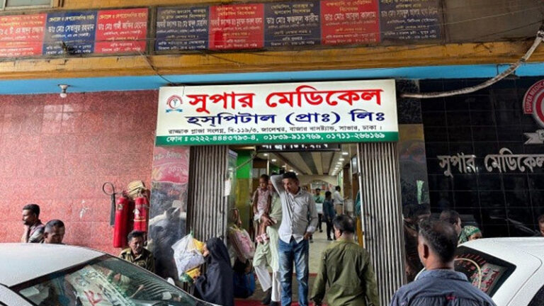 সাভারে যানজটে আটকা পড়ে রাস্তায় সন্তান প্রসব করলেন প্রসূতি