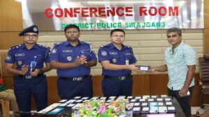 সিরাজগঞ্জে উদ্ধার হওয়া ৫৩টি মোবাইল ফোন প্রকৃত মালিকদের কাছে হস্তান্তর