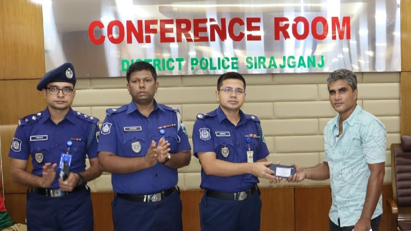 সিরাজগঞ্জে উদ্ধার হওয়া ৫৩টি মোবাইল ফোন প্রকৃত মালিকদের কাছে হস্তান্তর