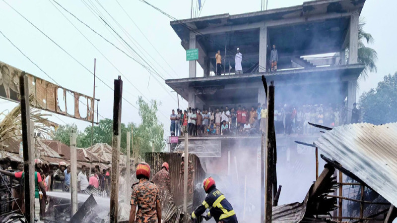 সিরাজগঞ্জের নিমগাছি বাজারে অগ্নিকাণ্ডে ৭ দোকান ভস্মীভূত