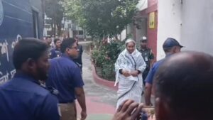 স্বামীকে শেষ বিদায় জানাতে ১২ ঘণ্টার প্যারোলে মুক্তি পেলেন দীপু মনি