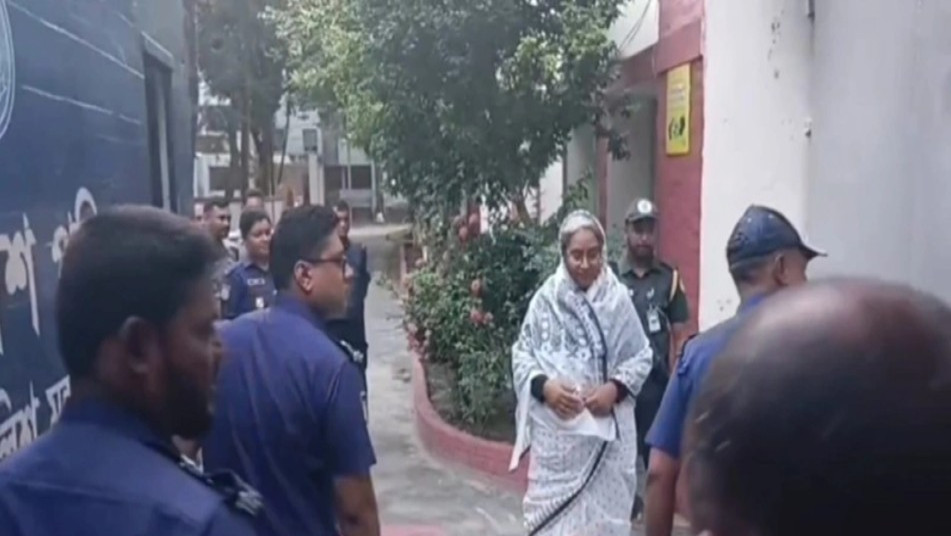 স্বামীকে শেষ বিদায় জানাতে ১২ ঘণ্টার প্যারোলে মুক্তি পেলেন দীপু মনি