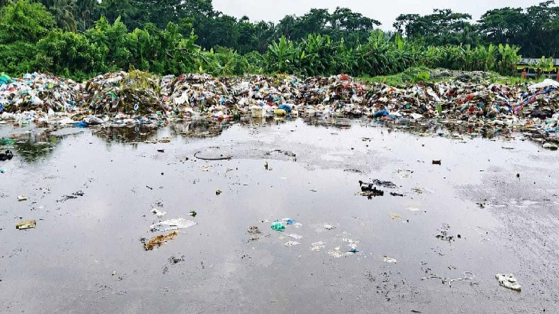 হেলিপ্যাডে পৌরসভার ময়লার ভাগাড়, অতিষ্ঠ লালমোহনের বাসিন্দারা
