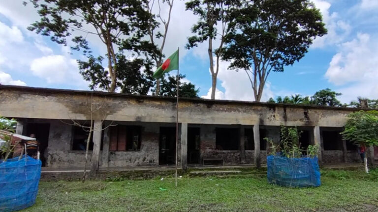 ১২ শিক্ষার্থীর ১৩ শিক্ষক, এসএসসিতে পাস মাত্র একজন