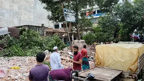 মিরপুরে টিকাদান কেন্দ্রে মধ্যরাতে হামলা, গুঁড়িয়ে দেয়া হলো স্থাপনা