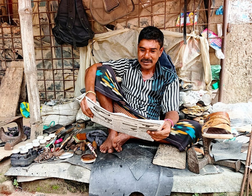 ২৩ বছর ধরে ফুটপাতে জুতা পালিশের ফাঁকে পত্রিকা পড়েন