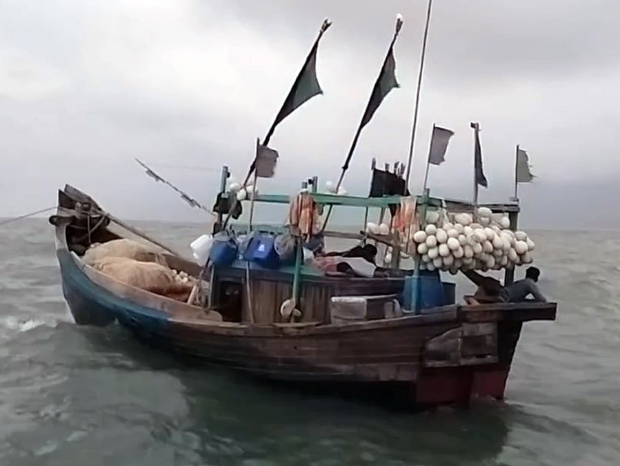 বঙ্গোপসাগরে ইঞ্জিন বিকল, ৪ দিন ধরে ভাসছেন ১৮ জেলে