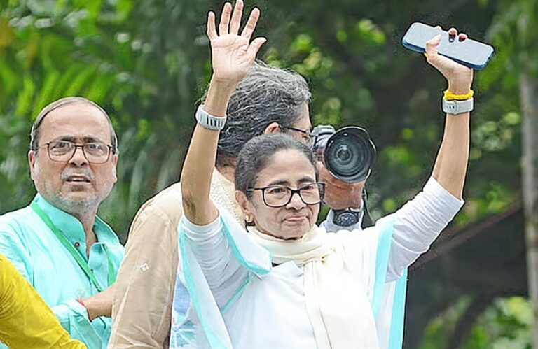 রাজনৈতিক গোধূলিতে মমতা বন্দ্যোপাধ্যায়: উত্থান নাকি চূড়ান্ত পতন?