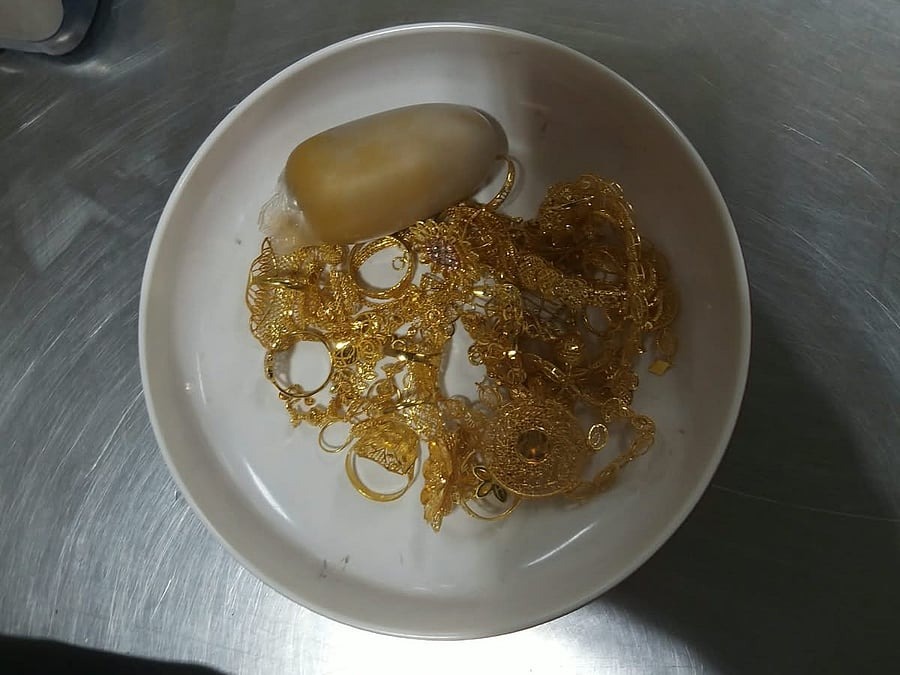 মাসকাট থেকে আসা যাত্রীর ব্যাগে ৪৫ ভরি সোনা