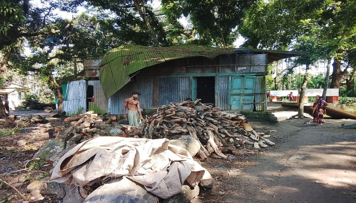 সংস্কারের অপেক্ষায় ঈশ্বরগঞ্জের ঐতিহ্যবাহী উচাখিলা কাচারি বাড়ি