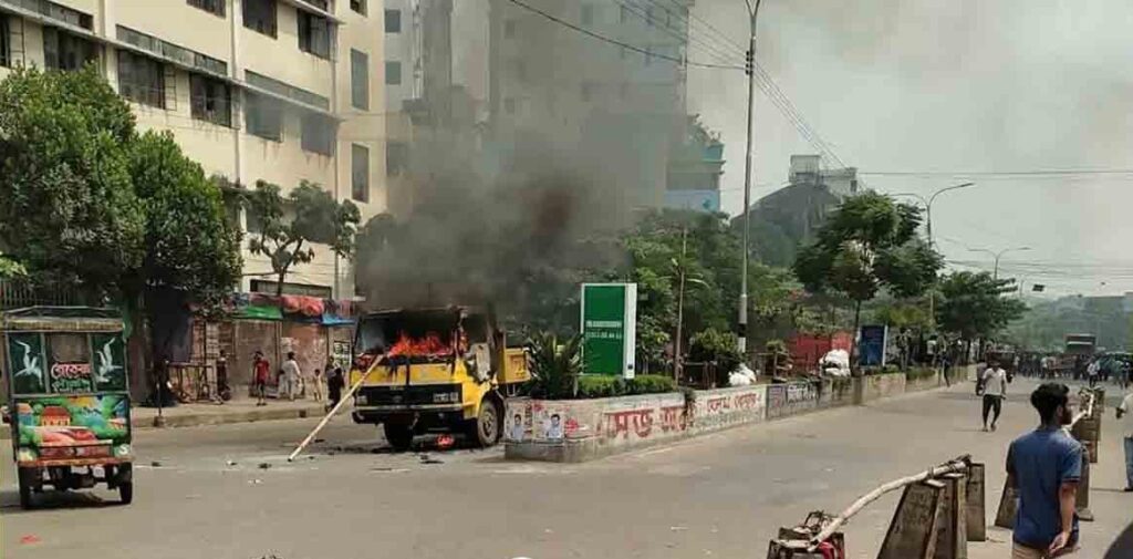 মিরপুরে ফুটপাত উচ্ছেদ নিয়ে সংঘর্ষ, গাড়িতে আগুন