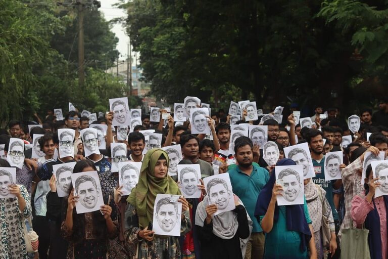 সাবেক উপাচার্য সায়েমকে পুনর্বহালের দাবিতে চুয়েটে শিক্ষার্থীদের ব্যতিক্রমী