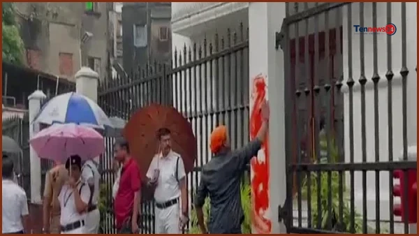 আনন্দবাজার পত্রিকা ভবনে গেরুয়া রং লেপে বিক্ষোভ