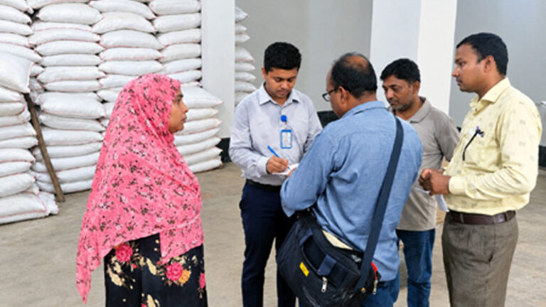 খানসামায় দুই ডিলারের গুদামে অভিযান: ৬৫৭ বস্তা সার জব্দ, জরিমানা ৯০ হাজার