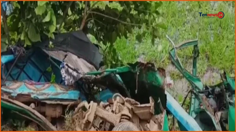 গাজীপুরে কাভার্ডভ্যান ও অটোরিকশার সংঘর্ষে নিহত ৩