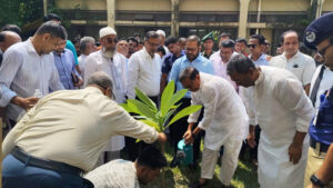 চাঁদপুর ডিসি কার্যালয় প্রাঙ্গণে বৃক্ষরোপণ করলেন হুইপ আশ্রাফ উদ্দিন