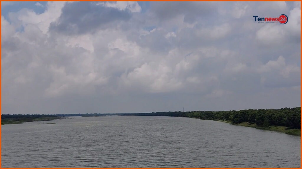 চাঁপাইনবাবগঞ্জে বাড়ছে তিন নদীর পানি, প্লাবিত নিম্নাঞ্চল