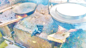 গ্যাস সংকটে লাকড়িতে রান্না, ঢাবি হলগুলোতে খাবারের দাম বৃদ্ধি