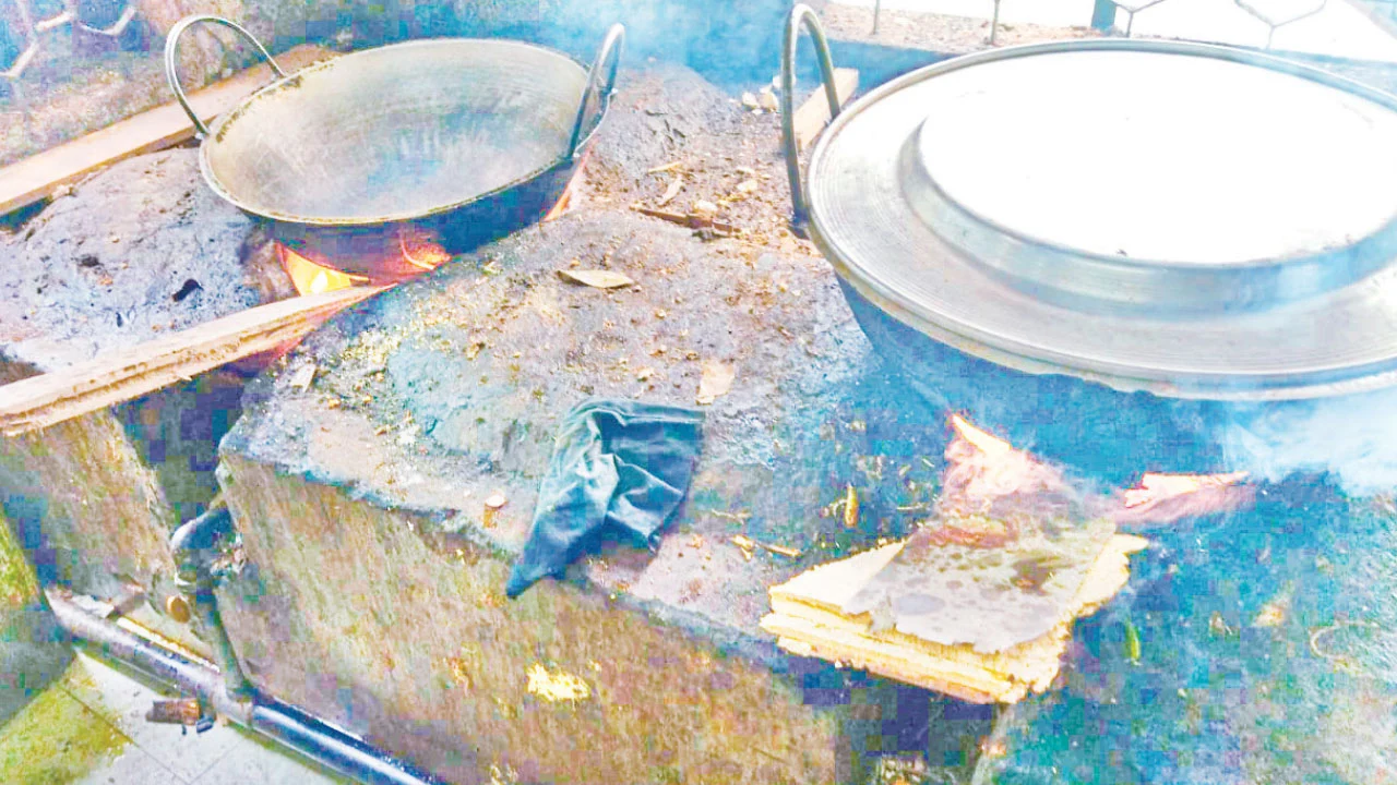 গ্যাস সংকটে লাকড়িতে রান্না, ঢাবি হলগুলোতে খাবারের দাম বৃদ্ধি