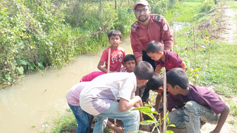 নবাবগঞ্জে শিশুদের নিয়ে তালগাছ রোপণ কর্মসূচি শুরু