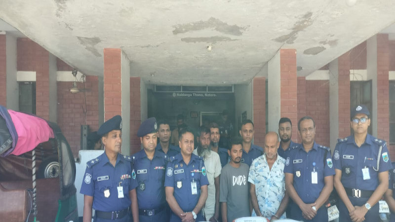 নলডাঙ্গায় সিএনজি দুর্ঘটনায় ৩৩ কেজি গাঁজা উদ্ধার, আটক ৪