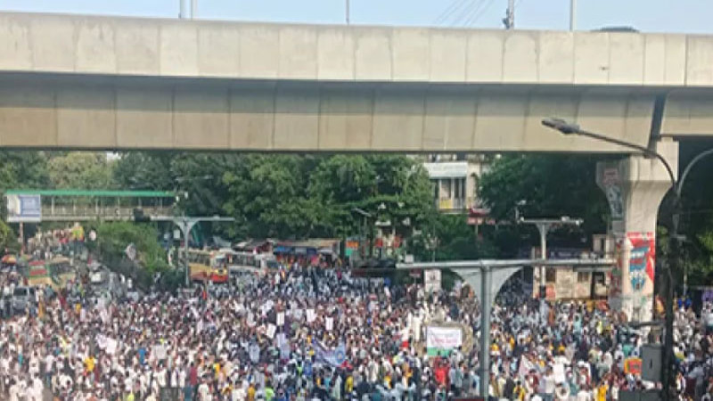 নোয়াখালীকে পৃথক বিভাগ করার দাবিতে শাহবাগে অবরোধ