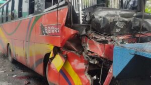 ফেনীতে বাস ও কাভার্ডভ্যান সংঘর্ষে ৩ জন নিহত