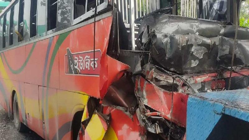 ফেনীতে বাস ও কাভার্ডভ্যান সংঘর্ষে ৩ জন নিহত