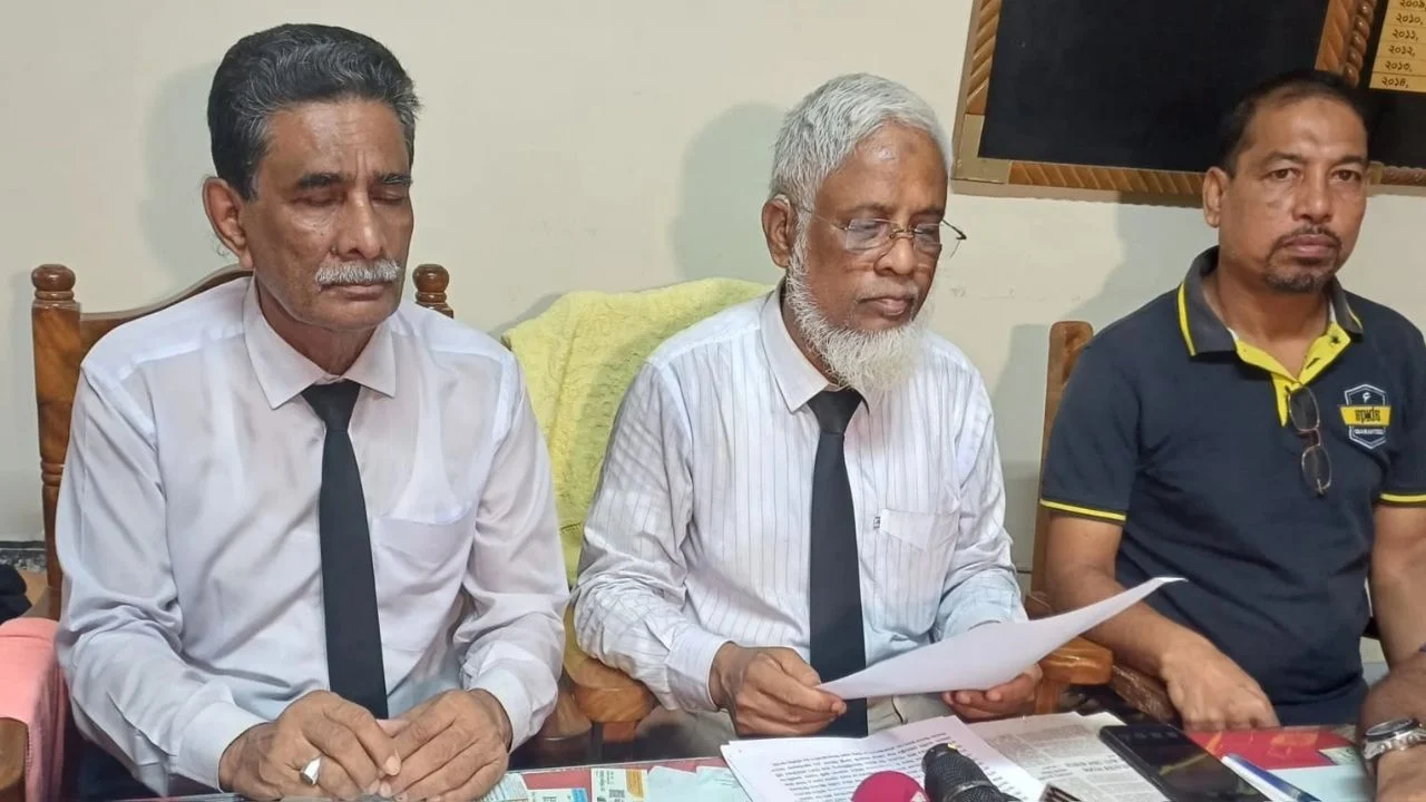 বগুড়ায় বিচারক মনিরুজ্জামানের পোস্টিং বাতিলের দাবি আইনজীবী সমিতির