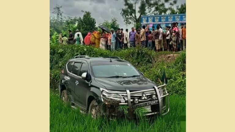 বগুড়ায় বৃদ্ধাকে বাঁচাতে গিয়ে দুর্ঘটনার কবলে প্রতিমন্ত্রীর গাড়ি