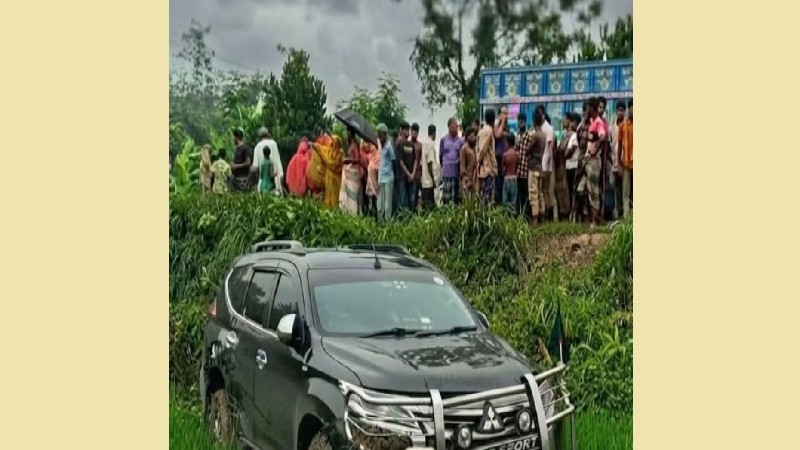 বগুড়ায় বৃদ্ধাকে বাঁচাতে গিয়ে দুর্ঘটনার কবলে প্রতিমন্ত্রীর গাড়ি